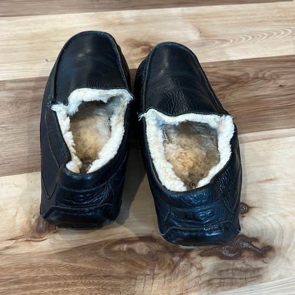 Ugg Ascot slipper great preloved condition. Us size 12 black leather - Picture 3 of 6